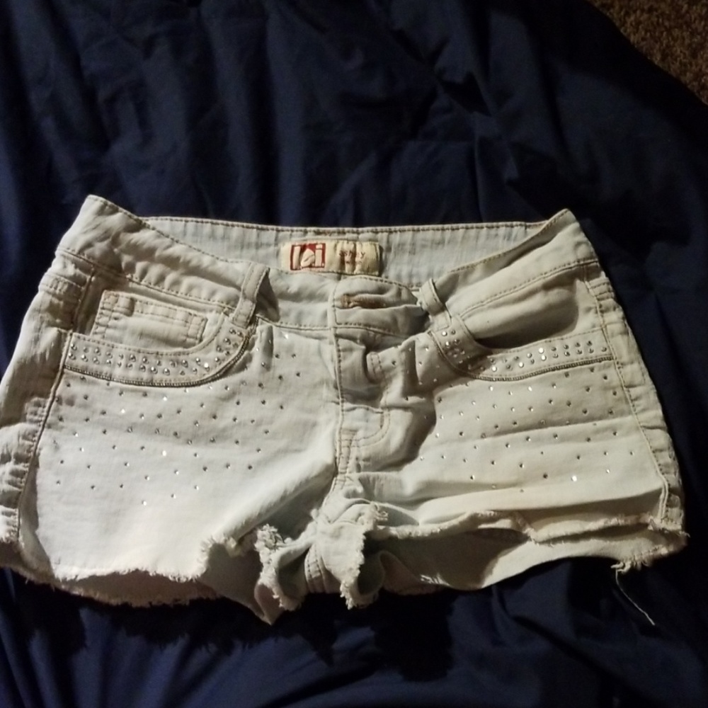 Shorty shorts embellished with small rhinestones